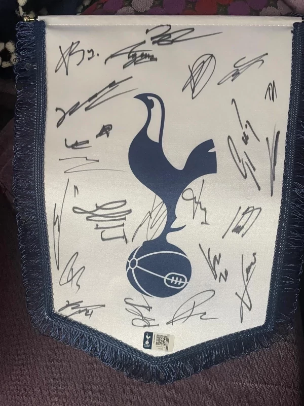 The Spurs 2025/2026 squad signed Pennant promotional image